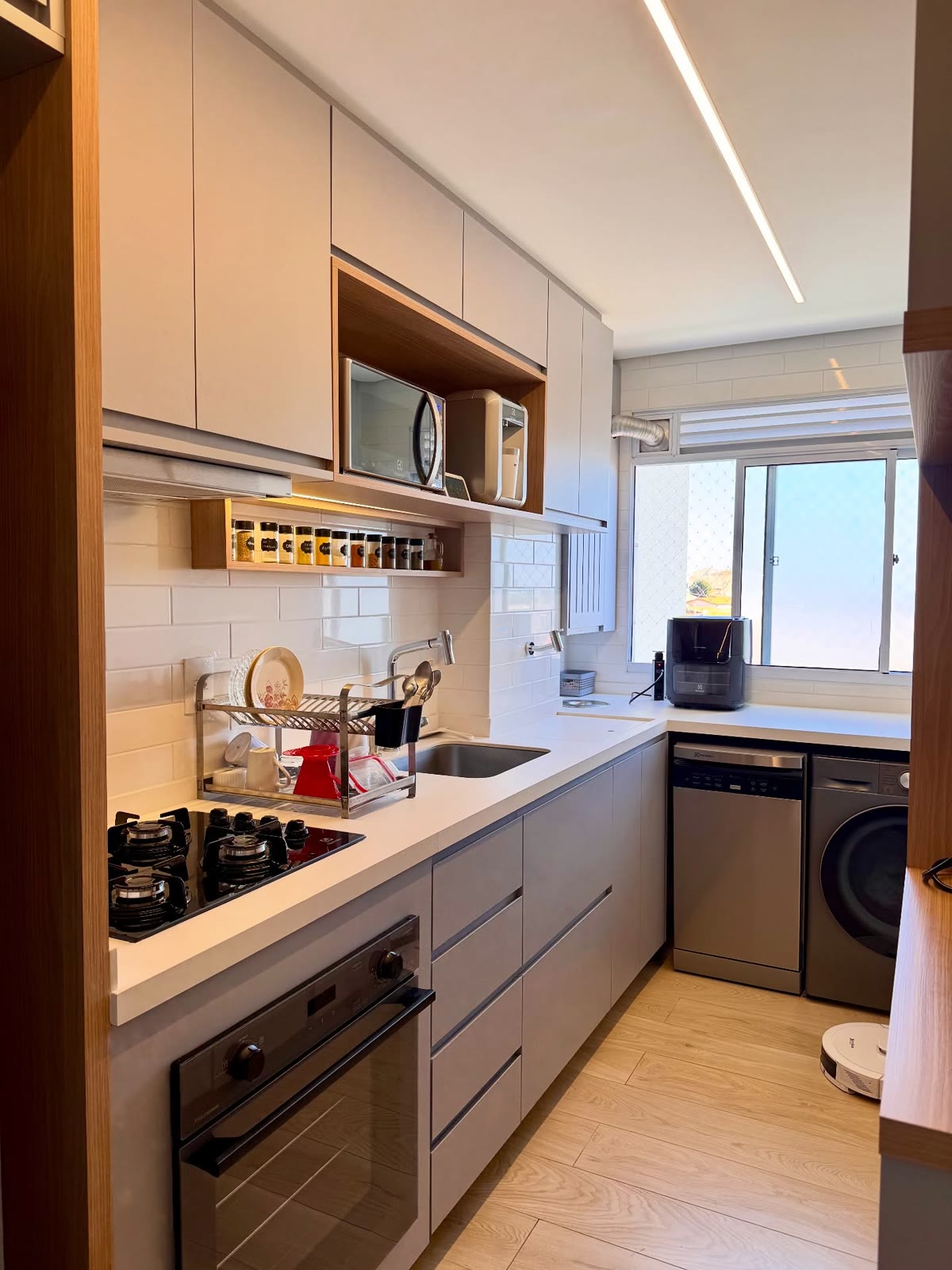Cozinha compacta planejada com armários até o teto